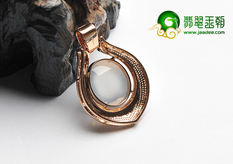 玻璃种淡晴水镶玫瑰金钻石胸坠