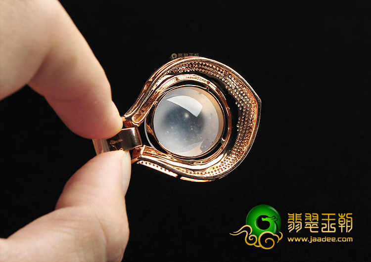 玻璃种淡晴水镶玫瑰金钻石胸坠