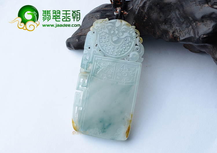 （超值推荐）冰种飘花略带黄翡仿古龙牌挂件