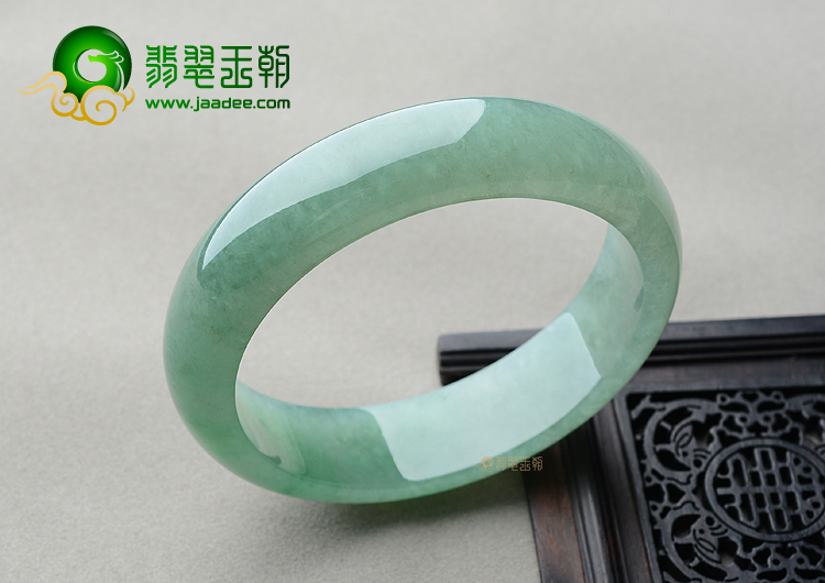 糯冰种晴水略飘花手镯（57.8mm）