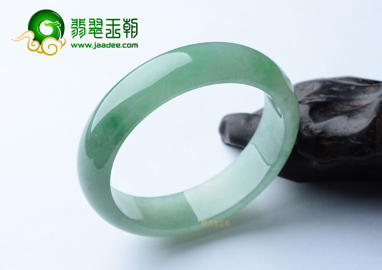 糯冰种晴水略飘花手镯（57.8mm）