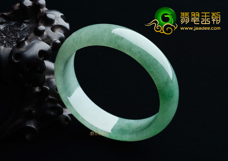 糯冰种晴水略飘花手镯（57.8mm）
