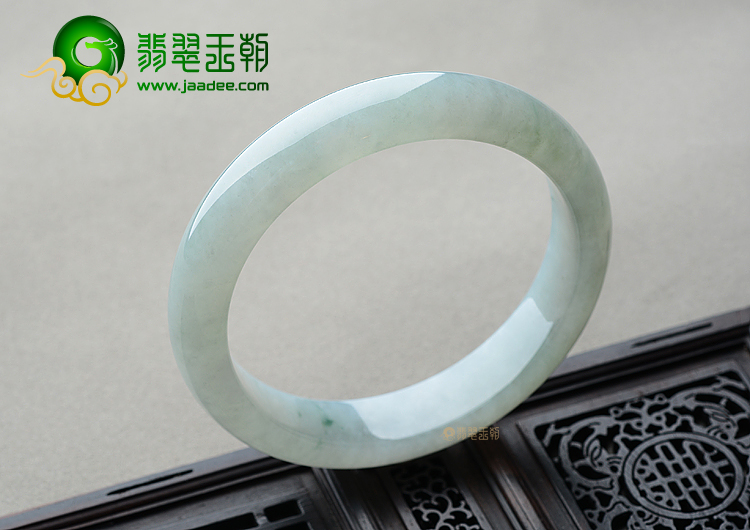 (超值推荐)糯冰种晴水略飘花手镯（56.8mm）