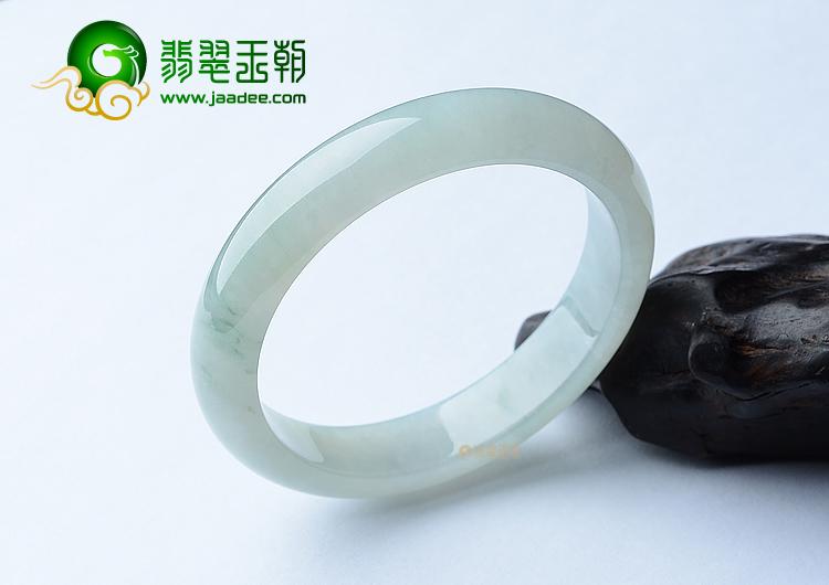 (超值推荐)糯冰种晴水略飘花手镯（56.8mm）