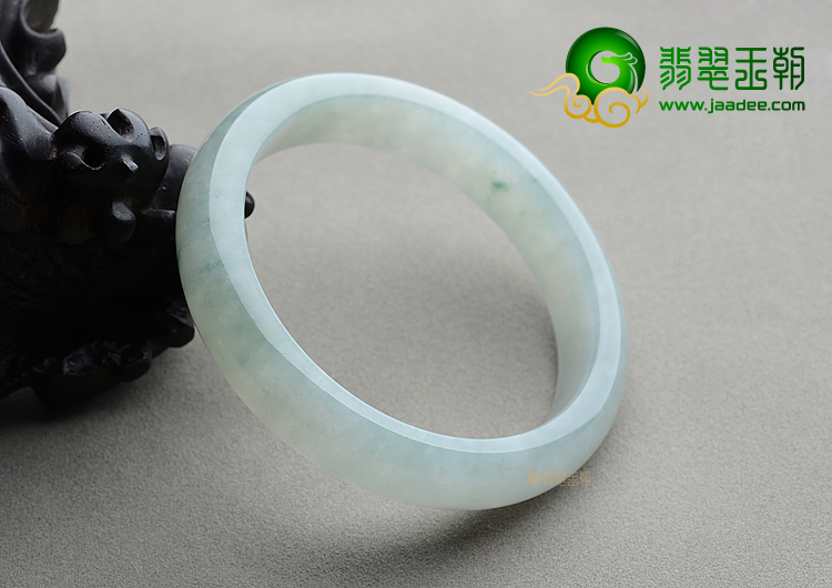 (超值推荐)糯冰种晴水略飘花手镯（56.8mm）