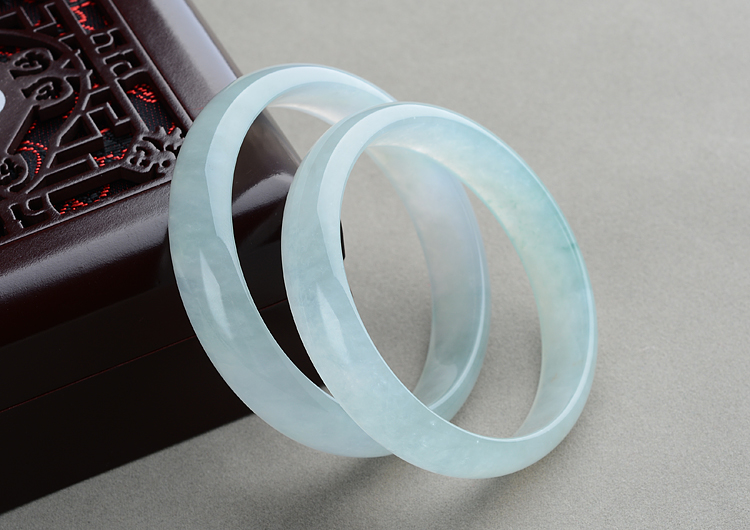 (超值推荐)冰种淡晴水略飘花手镯(58.5mm/56.7mm)(一对)