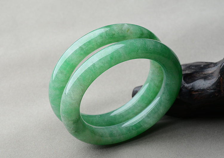 (超值推荐)糯冰种翠色圆条手镯(55.8mm/55.6mm)(一对)