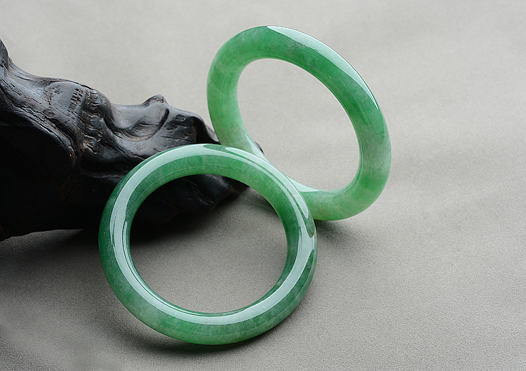(超值推荐)糯冰种翠色圆条手镯(55.8mm/55.6mm)(一对)