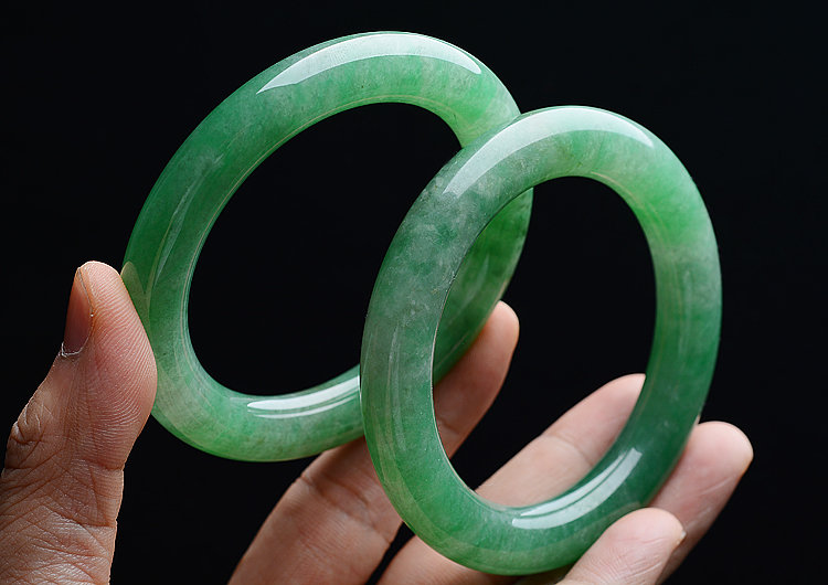 (超值推荐)糯冰种翠色圆条手镯(55.8mm/55.6mm)(一对)