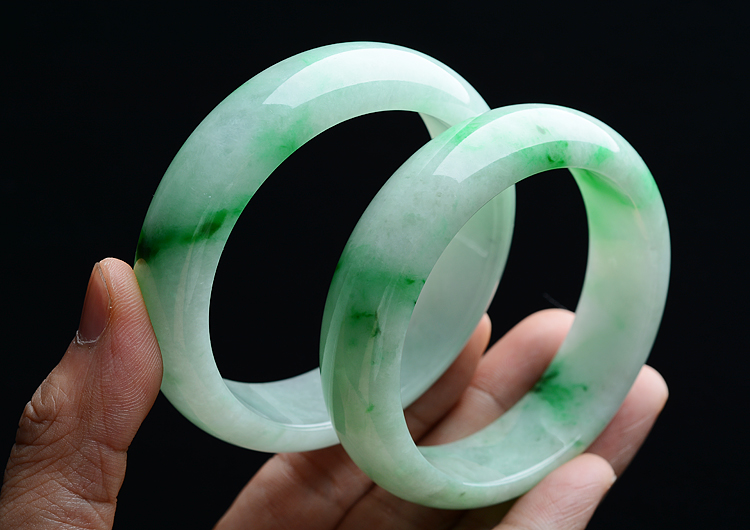 (超值推荐)糯冰种白底青手镯(58.5mm/57.5mm)(一对)