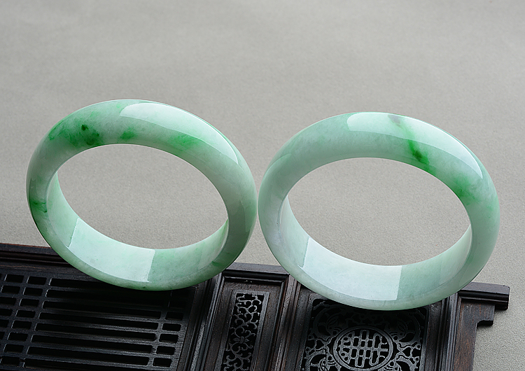 (超值推荐)糯冰种白底青手镯(58.5mm/57.5mm)(一对)