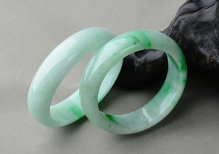 (超值推荐)糯冰种白底青手镯(58.5mm/57.5mm)(一对)