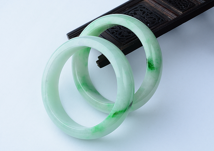 (超值推荐)糯冰种白底青手镯(58.5mm/57.5mm)(一对)