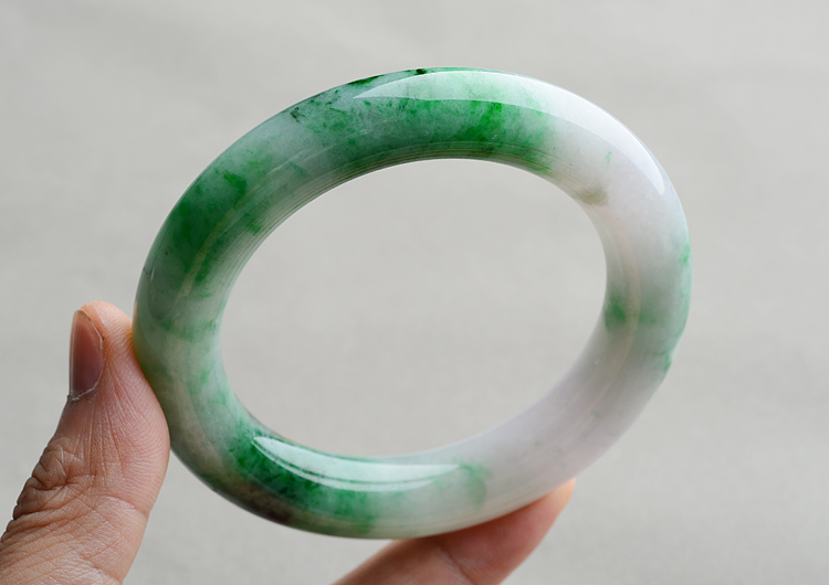 (超值推荐)糯冰种春带彩圆条手镯（56.8mm）