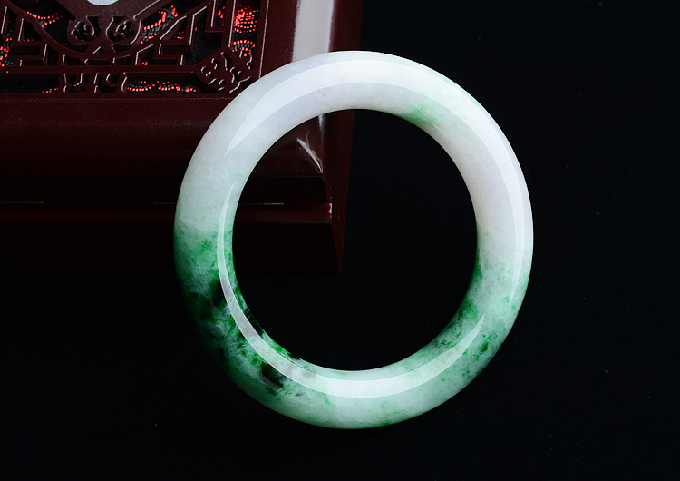 (超值推荐)糯冰种春带彩圆条手镯（56.8mm）