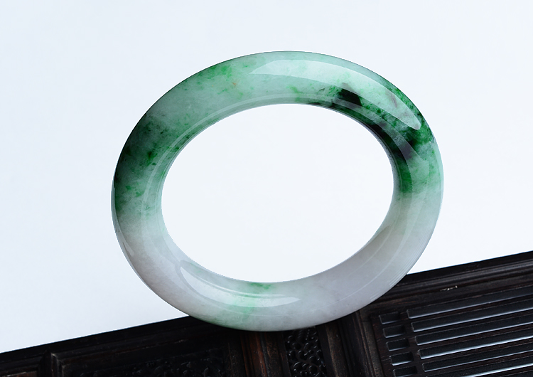 (超值推荐)糯冰种春带彩圆条手镯（56.8mm）