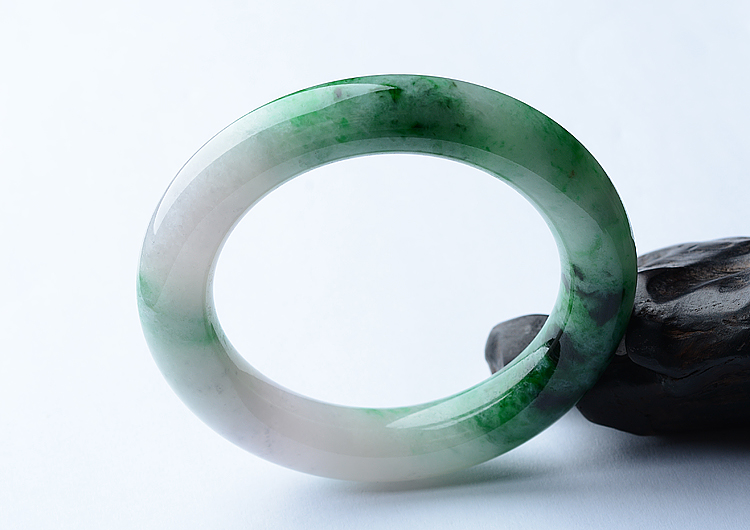 (超值推荐)糯冰种春带彩圆条手镯（56.8mm）