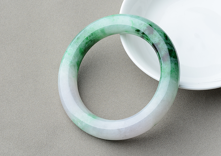 (超值推荐)糯冰种春带彩圆条手镯（56.8mm）