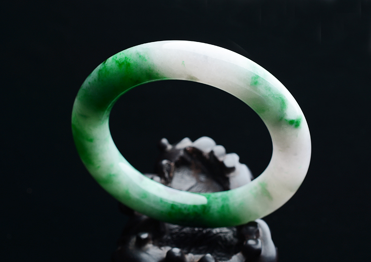 (超值推荐)糯冰种春带彩圆条手镯（56.8mm）