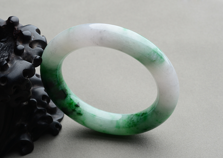 (超值推荐)糯冰种春带彩圆条手镯（56.8mm）