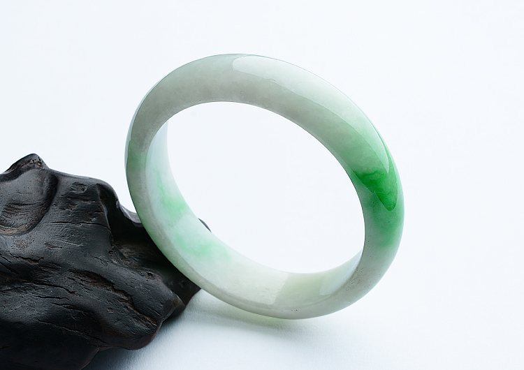 (超值推荐)糯冰种白底青贵妃镯（52.5mm-47.5mm）