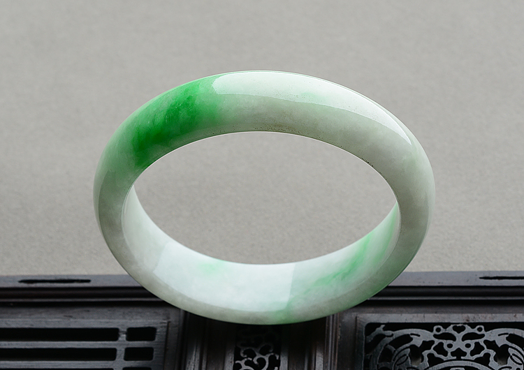 (超值推荐)糯冰种白底青贵妃镯（52.5mm-47.5mm）