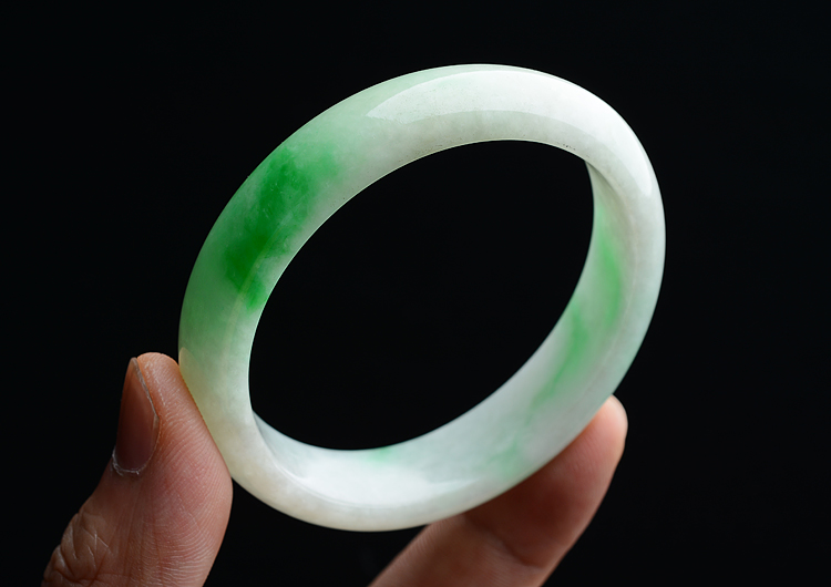 (超值推荐)糯冰种白底青贵妃镯（52.5mm-47.5mm）
