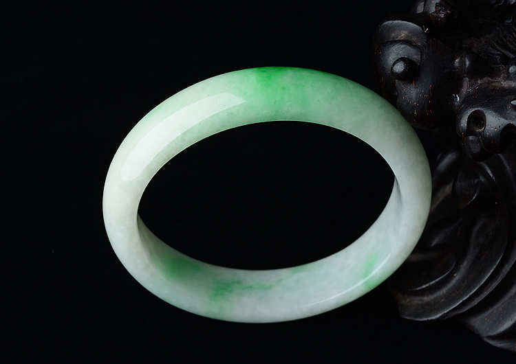 (超值推荐)糯冰种白底青贵妃镯（52.5mm-47.5mm）