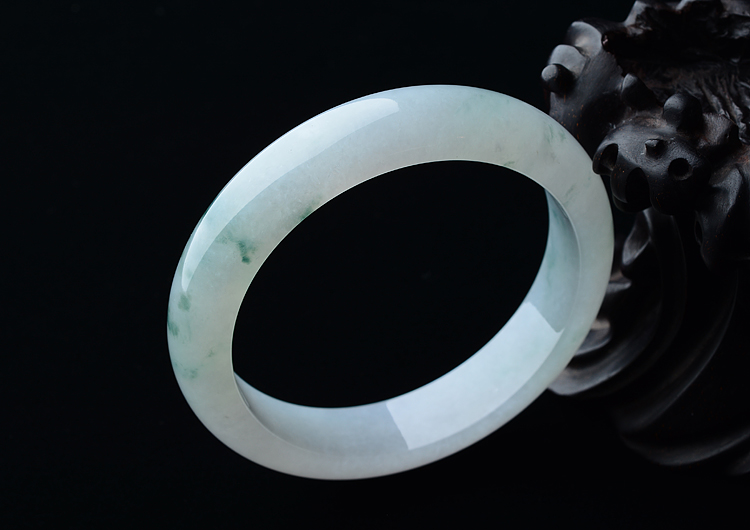 (超值推荐)糯冰种淡晴水飘花手镯（57.8mm）