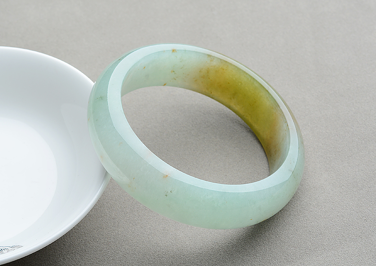 (超值推荐)糯冰种晴水褐黄翡略飘花手镯（59mm）