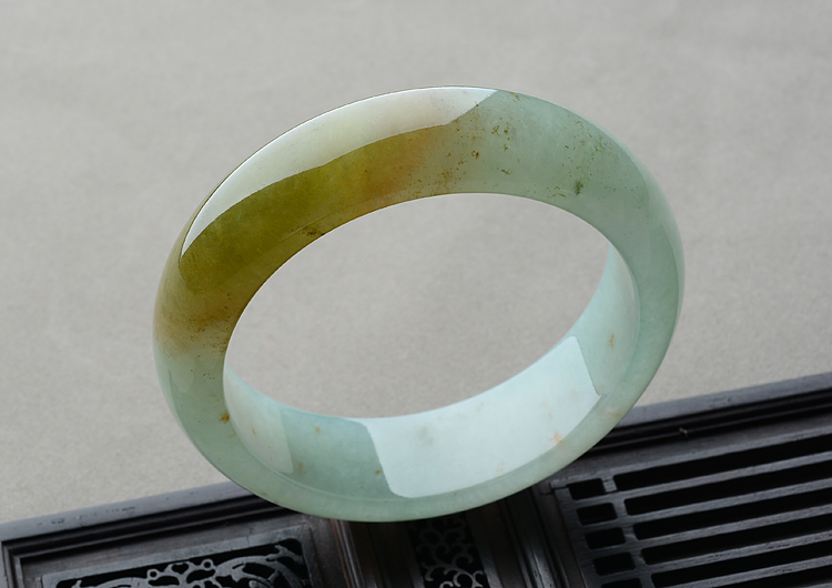 (超值推荐)糯冰种晴水褐黄翡略飘花手镯（59mm）