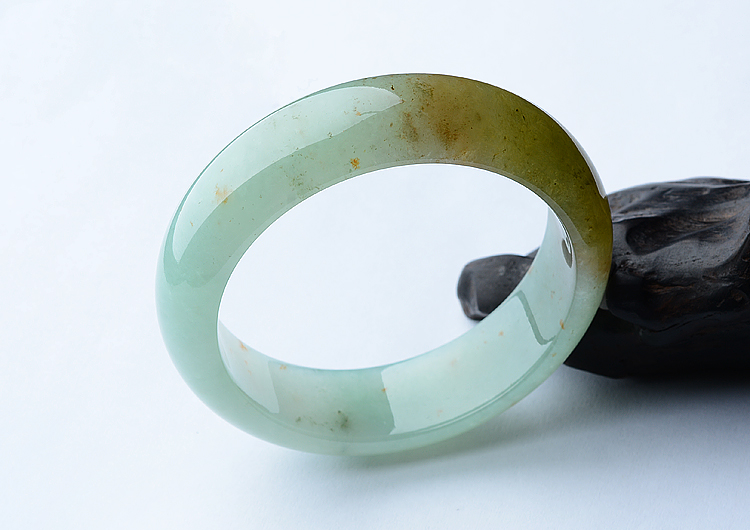 (超值推荐)糯冰种晴水褐黄翡略飘花手镯（59mm）