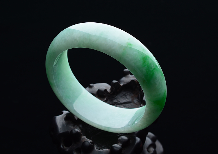 (超值推荐)糯冰种白底青手镯（56.8mm）
