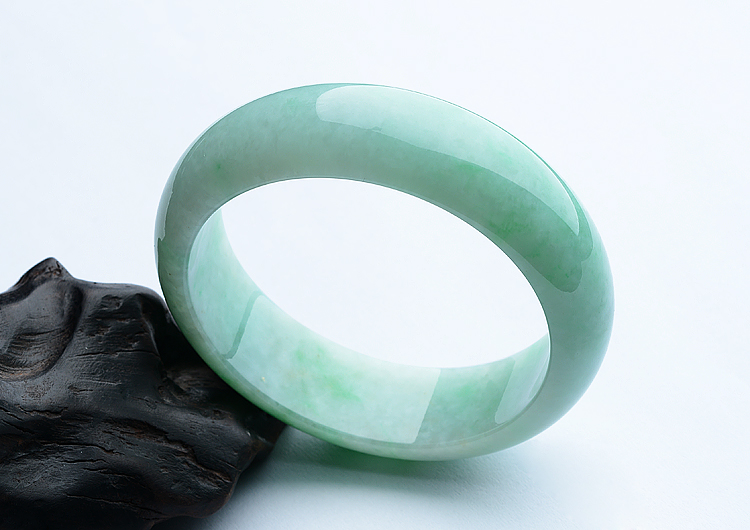 (超值推荐)糯冰种白底青手镯（56.8mm）