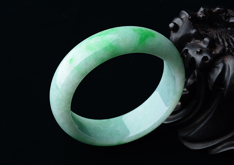 (超值推荐)糯冰种白底青手镯（56.8mm）