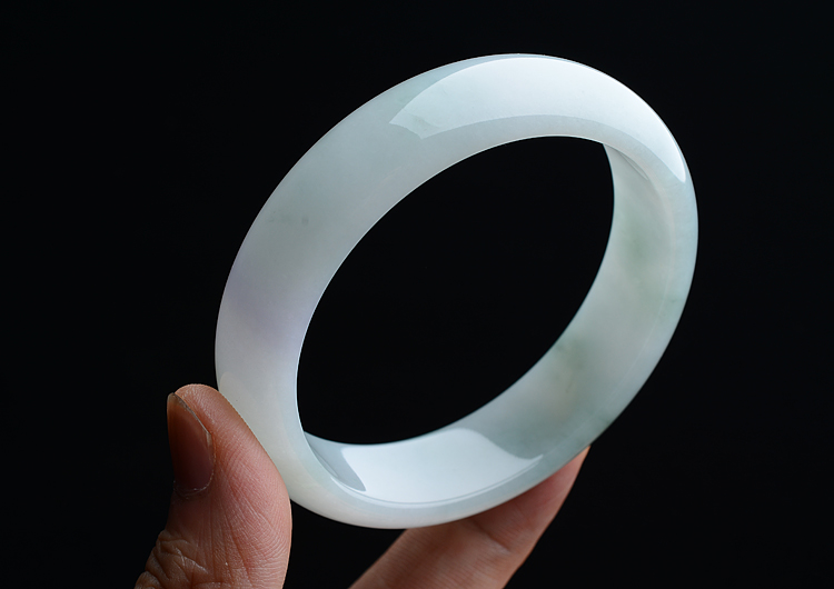 (超值推荐)糯冰种春带彩手镯（58.8mm）
