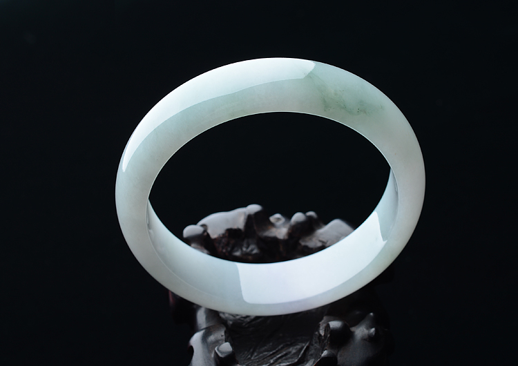 (超值推荐)糯冰种春带彩手镯（58.8mm）
