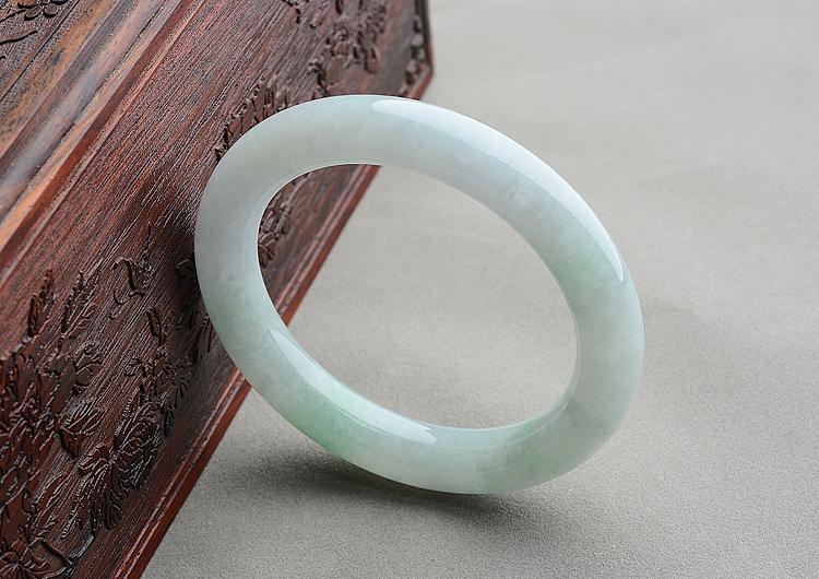 (超值推荐)糯冰种紫罗兰略飘翠圆条手镯（58mm）