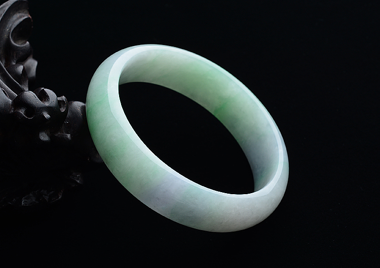 (超值推荐)糯冰种春带彩贵妃镯（57.8mm-52.2mm）