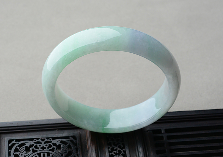 (超值推荐)糯冰种春带彩贵妃镯（57.8mm-52.2mm）