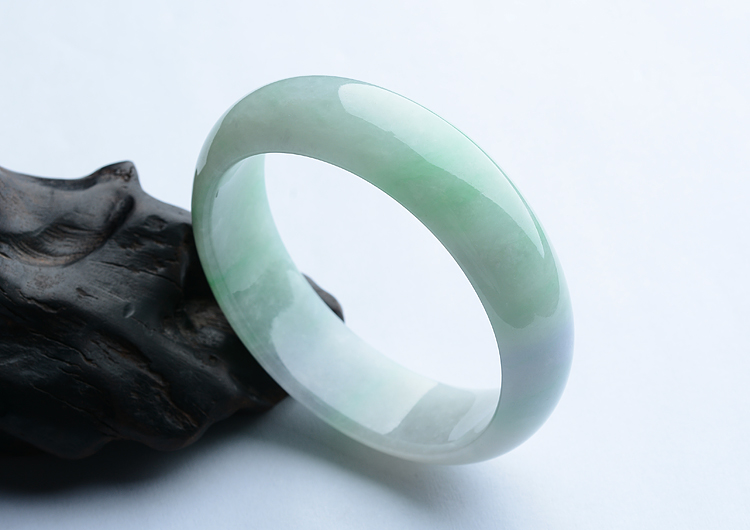 (超值推荐)糯冰种春带彩贵妃镯（57.8mm-52.2mm）