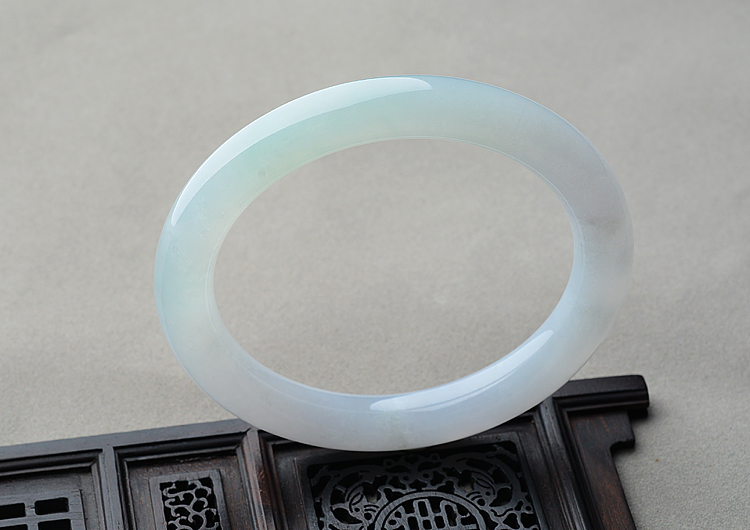 (超值推荐)糯冰种淡晴水圆条手镯（59.6mm）