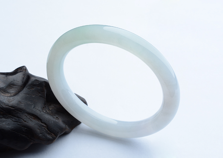 (超值推荐)糯冰种淡晴水圆条手镯（59.6mm）