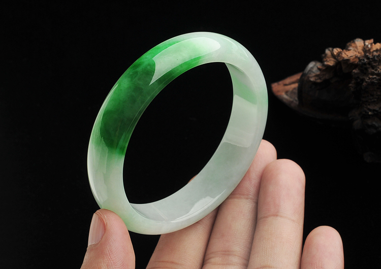 (超值推荐)糯冰种飘阳绿手镯(58.3mm)