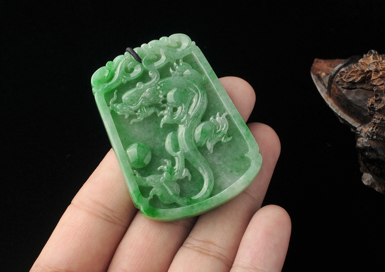 糯冰种翠色龙凤牌挂件
