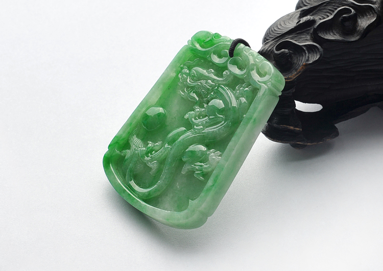 糯冰种翠色龙凤牌挂件