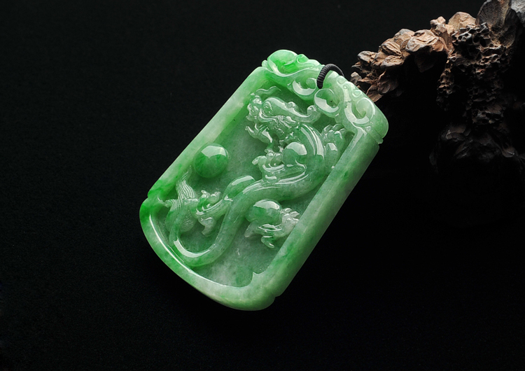 糯冰种翠色龙凤牌挂件