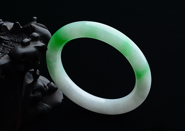 糯冰种飘阳绿圆条手镯（56mm）