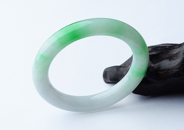 糯冰种飘阳绿圆条手镯（56mm）