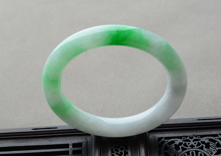 糯冰种飘阳绿圆条手镯（56mm）